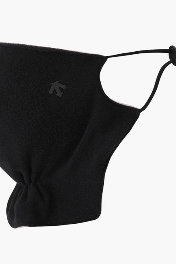 추운 겨울, 따뜻함과 스타일을 동시에 잡을 수 있는 여성 페이스 마스크 (DP42WFWMO1)입니다. 부드러운 플리스, 폴리에스터, 폴리우레탄 소재로 제작되어 뛰어난 보온성을 제공하며, 부드러운 촉감으로 편안한 착용감을 선사합니다. BLKG, IVYG 두 가지 색상으로 출시되어, 캐주얼 및 미니멀 스타일의 겨울 데일리룩에 잘 어울립니다. 귀 부분 토퍼와 내장 와이어, 개인 맞춤 조절 기능으로 더욱 실용적이며 편안하게 사용할 수 있습니다. 추운 날씨에도 얼굴을 따뜻하게 보호하며, 보온과 스타일을 모두 만족시키는 필수 아이템입니다.
