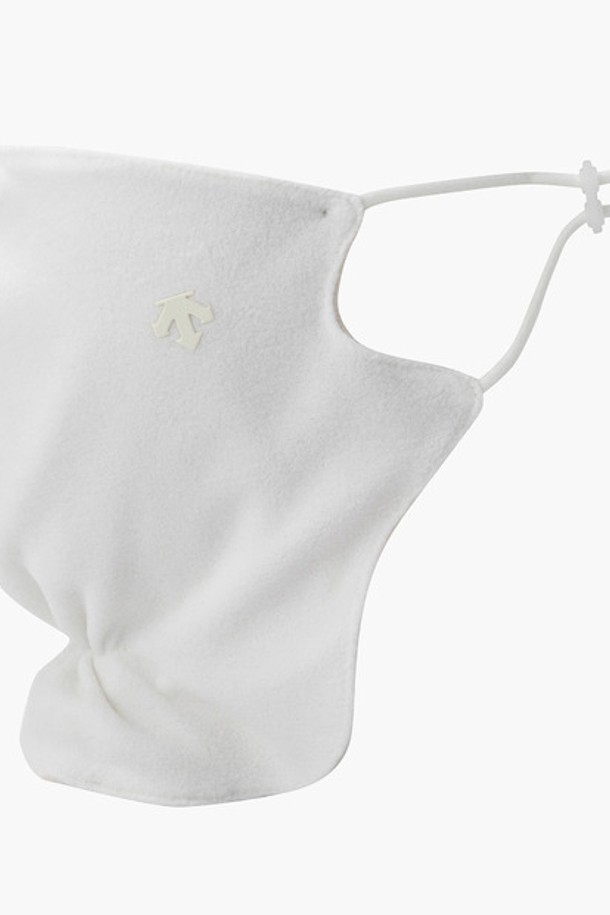 여성 페이스 마스크 (DP42WFWMO1)는 부드러운 플리스 소재로 제작되어 뛰어난 보온성을 제공하는 겨울철 필수 아이템입니다. 무지 디자인으로 캐주얼, 미니멀, 스포티 등 다양한 스타일 연출에 용이하며, 일상, 산책, 집콕 등 TPO에 맞춰 활용할 수 있습니다. 귀 부분 토퍼와 내장 와이어 디테일이 디자인의 포인트를 더하며, 사이즈 조절 기능으로 편안한 착용감을 선사합니다. 가로 22cm, 세로 16cm의 FR 사이즈로, BLKG, IVYG 두 가지 컬러 옵션을 제공합니다.
