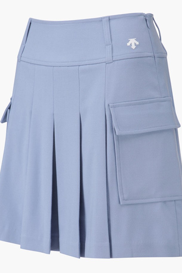 여성 플리츠-카고 볼포켓 스커트 (DP32WFSK94)는 봄, 여름 시즌에 어울리는 여성용 스커트입니다. 라이트 블루와 멜란지 그레이 두 가지 색상으로 만나볼 수 있으며, 캐주얼하고 스포티한 스타일을 연출합니다. 폴리에스터, 레이온, 폴리우레탄 혼방 소재로 제작되어 부드러운 촉감을 선사합니다. 미니스커트 기장에 플리츠 디자인이 특징이며, 카고 스타일의 볼 포켓이 일체형으로 디자인되어 실용성을 더했습니다. 안감이 있어 편안하게 착용 가능하며, 골프룩 또는 봄 소풍룩으로 활용하기 좋습니다.
