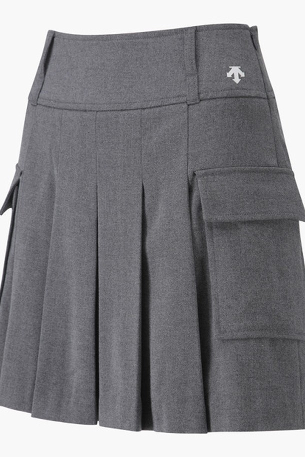 여성 플리츠-카고 볼포켓 스커트 (DP32WFSK94)는 트렌디한 스타일의 플리츠 스커트로, 일상과 골프룩에 모두 활용 가능합니다. LBLG, MLGG 두 가지 색상으로 출시되었으며, 사계절 내내 착용할 수 있습니다. 폴리에스터, 레이온, 폴리우레탄 혼방의 멜란지 원단으로 제작되어 부드러운 촉감을 선사합니다. 볼 포켓이 일체형으로 디자인되어 실용성을 높였으며, 니트 상의와 셋업하여 세련된 스타일을 연출할 수 있습니다. 안감이 있어 편안한 착용감을 제공하는 카고 플리츠 스커트입니다.
