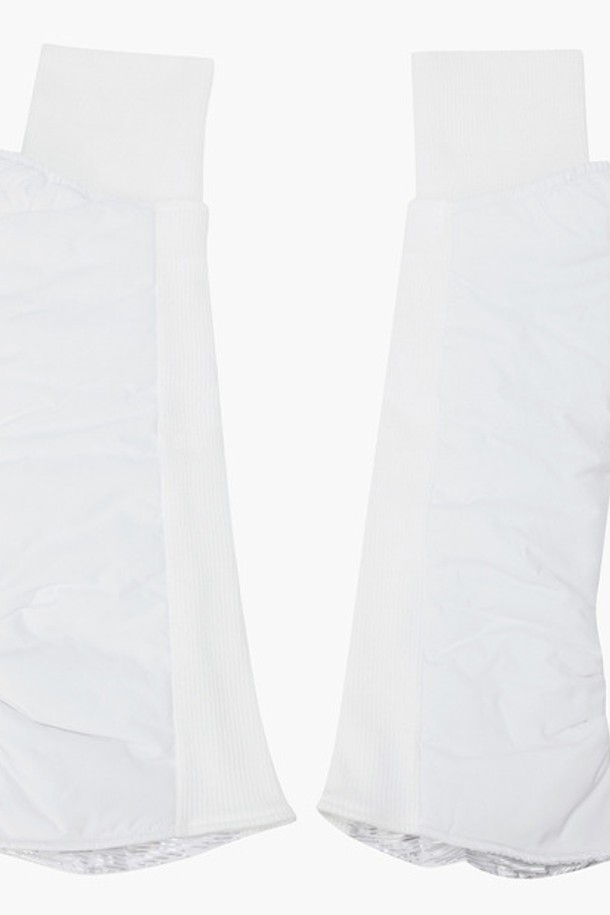 여성 패딩 발열 레그워머 (DP42WFWMN1)는 겨울철 따뜻함과 스타일을 동시에 잡을 수 있는 아이템입니다. 패딩과 골조직감의 믹스로 디자인되어 세련된 스포티, 미니멀, 클래식 스타일을 연출합니다. 발열 기능과 보온성을 갖춘 내측 안감으로 추운 날씨에도 따뜻하게 활동할 수 있으며, 라인을 잡아주는 디자인으로 다리 라인을 더욱 돋보이게 합니다. 블랙/그레이 (BLKG), 아이보리/그레이 (IVYG) 두 가지 색상으로 출시되었으며, 총 길이 59cm, 윗단 22cm, 밑단 14cm의 사이즈로 제작되었습니다. 골프룩 및 겨울 데일리룩에 활용하기 좋은 레그워머입니다.
