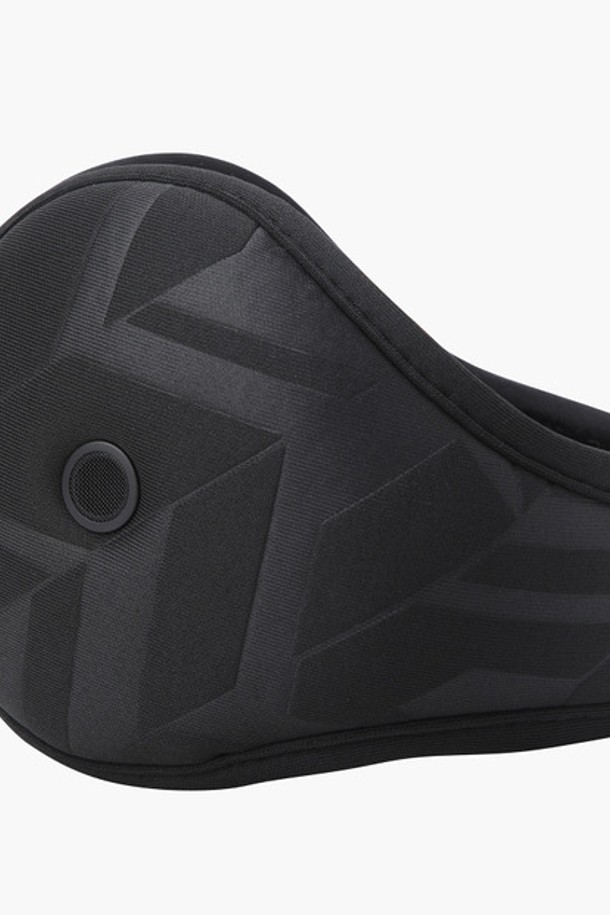 겨울철 방한을 위한 남성용 귀마개입니다. 부드러운 촉감의 폴리에스터, 스판덱스 혼방 져지 원단을 사용하여 제작되었으며, 안쪽은 따뜻한 퍼 소재로 마감되었습니다. 블랙 색상의 무지 디자인으로 어떤 스타일에도 무난하게 어울립니다. 통풍을 위한 매쉬 아일렛 디테일과 신축성 있는 소재로 편안한 착용감을 제공하며, 대화 시에도 불편함이 없도록 디자인되었습니다. 캐주얼, 미니멀, 클래식 스타일의 겨울 데일리룩, 산책룩, 여행룩에 활용하기 좋습니다.
