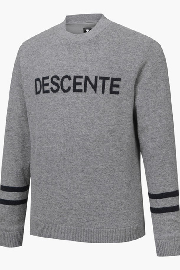 남성 캐시 혼방 하프넥 방풍 스웨터 (DP42MFKPO6)는 가을, 겨울 시즌 골프룩 및 데일리룩에 적합한 남성용 스웨터입니다. 모, 캐시미어, 나일론 혼방 소재로 제작되어 부드러운 촉감과 두꺼운 두께감으로 보온성을 높였습니다. 하프넥 디자인과 레귤러핏으로 클래식하고 스포티한 스타일을 연출하며, 가슴 앞판 이니셜 포인트와 양쪽 소매 스트라이프 포인트가 특징입니다. 방풍 기능으로 넥, 소매, 밑단 RIP 디테일을 더하여 활동성을 강조했습니다.
