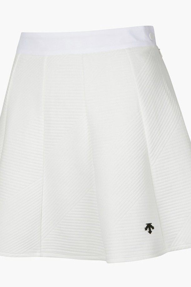 여성 플레어 핏 스커트 (DP32WFSK89)는 우아함과 스포티함을 동시에 갖춘 플레어 스커트입니다. 봄, 여름 시즌에 어울리는 디자인으로, BLKG, IVYG 두 가지 컬러로 출시되었습니다.  폴리에스터, 레이온, 폴리우레탄, 나일론 혼방 소재로 제작되어 부드러운 촉감을 선사합니다. 뒤 허리 밴딩 처리와 볼 포켓, 퍼리 뒤 고리 포인트 디테일이 특징이며, 골프 및 일상에서 스타일리시하게 연출할 수 있습니다. 미니멀하면서도 클래식한 무드를 연출하여 다양한 룩에 활용하기 좋습니다.
