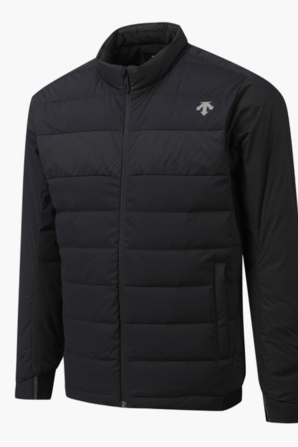 남성 얼티메이트 스윙 다운 (DP42MFDJO2)은 겨울철 골프룩과 데일리룩에 적합한 남성용 다운자켓입니다. 블랙, 네이비, 화이트 세 가지 색상으로 출시되었으며, 스포티하고 미니멀한 스타일을 연출합니다. 레귤러 핏에 두꺼운 두께감으로 보온성을 높였으며, 부드러운 촉감으로 편안한 착용감을 제공합니다. 견갑골과 암홀 부분 니트 배색, 가슴 사선 프린트, 튜브 다운 디테일이 특징입니다. 발수 기능과 긴 소매 기장으로 활동성을 더했습니다.
