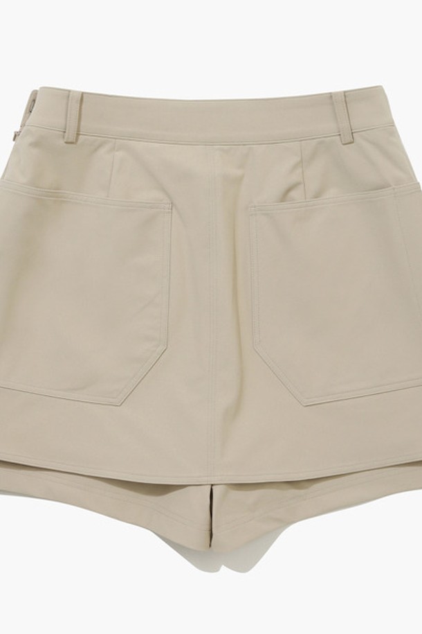 여성 아웃포켓 랩 스커트 베이지 (MQ122PSK32)는 봄, 여름 시즌 골프룩을 위한 스포티하면서도 캐주얼한 스타일의 랩 스커트입니다. 나일론과 폴리우레탄 혼방 소재로 제작되어 편안한 착용감을 제공하며, 랩 디자인으로 활동성을 높였습니다. 베이지 컬러의 무지 패턴에 아웃포켓 디테일이 더해져 실용성을 더했습니다. 골프장에서뿐만 아니라 일상에서도 미니멀한 캐주얼 스타일을 연출하기 좋습니다.
