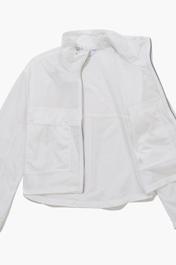 여성 썸머 루즈핏 포켓 바람막이 화이트(MQ222LJP51)는 여름 시즌에 시원하게 착용 가능한 여성 바람막이입니다. 나일론과 폴리우레탄 혼방 소재로 제작되어 가볍고 시원한 착용감을 제공하며, 신축성 있는 스트레치 기능으로 활동성을 높였습니다. 루즈핏 디자인과 크롭 기장으로 스포티하면서도 캐주얼한 스타일을 연출하며, 포켓 디테일이 실용성을 더합니다. 무지 디자인에 화이트 컬러로 어떤 옷에도 쉽게 매치할 수 있으며, 골프룩 또는 일상복으로 활용하기 좋습니다. 얇은 두께감과 통기성으로 쾌적함을 유지하며, 체형 보정 효과도 기대할 수 있습니다.
