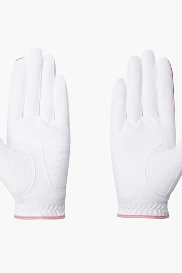 여성 골프룩에 잘 어울리는 데상트코리아(주)의 여성 합피 양손 장갑입니다. 블랙, 화이트, 핑크 세 가지 색상으로 출시되어, 스포티하면서도 미니멀한 스타일을 연출할 수 있습니다. 합성가죽 소재에 검지 레터링으로 포인트를 주어 세련된 디자인을 더했습니다. 19cm 사이즈로, 양손 모두 사용할 수 있는 실용적인 골프 장갑입니다. 골프 라운딩 시, 뛰어난 그립감과 스타일리시함을 동시에 경험해 보세요.
