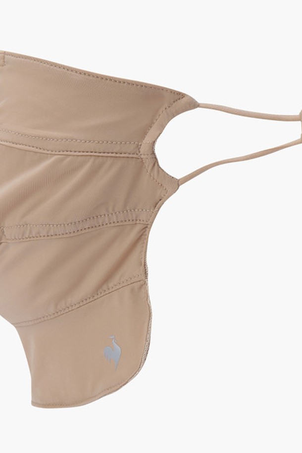 여성 냉감 주름 마스크 (GP222LSA45)는 여름철 골프 및 일상생활에서 시원하게 착용할 수 있는 마스크입니다. 나일론, 폴리에스터, 폴리우레탄 혼방 소재로 제작되어 부드러운 촉감과 뛰어난 흡습, 속건 기능을 제공합니다. 얇은 두께감과 주름 디자인으로 통기성을 높였으며, 얼굴 밀착 방지 디자인과 귀걸이 조절 기능으로 편안한 착용감을 선사합니다. 스킨(SKIN) 및 화이트(WHITE) 두 가지 색상으로 출시되었으며, 프리(FREE) 사이즈로 누구나 착용 가능합니다.
