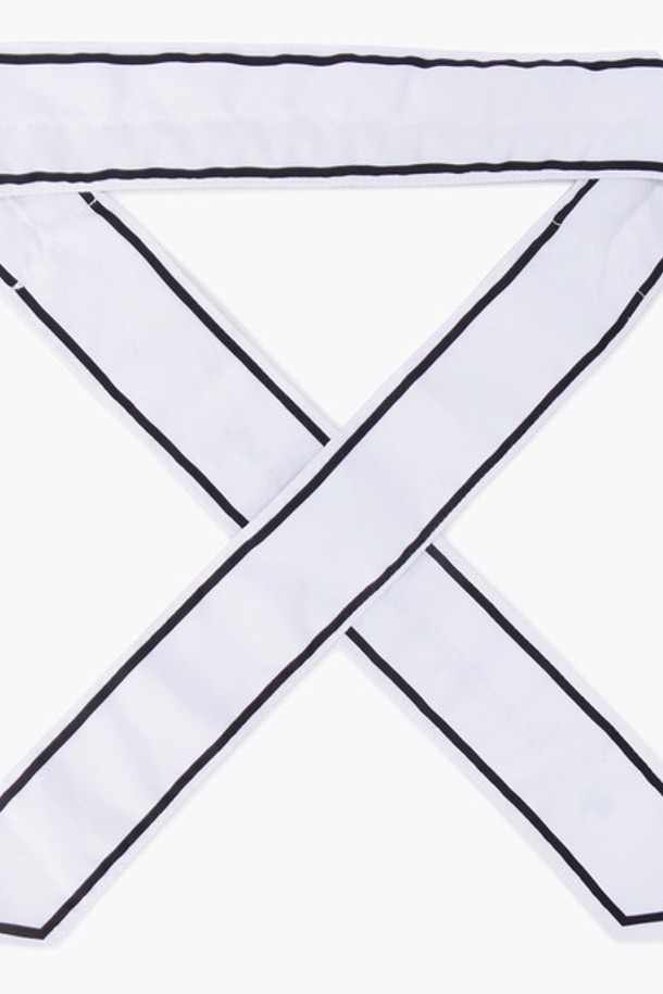 여성 레터링 냉감 스카프 (GP222LSA41)는 여름철 골프 및 스포츠 활동에 적합한 여성용 스카프입니다. 시원한 냉감 기능을 제공하며, 땀을 빠르게 흡수하고 건조시키는 속건 기능으로 쾌적함을 유지합니다. 가볍고 구김이 적은 폴리에스터 소재로 제작되어 내구성이 뛰어나며, 물에 적셔 사용하면 냉매 효과가 더욱 오래 지속됩니다. 레터링 및 로고 패턴 디자인으로, 개성 있는 스타일을 연출할 수 있습니다. 색상은 LBGE, WHTE 두 가지로 출시되었습니다.
