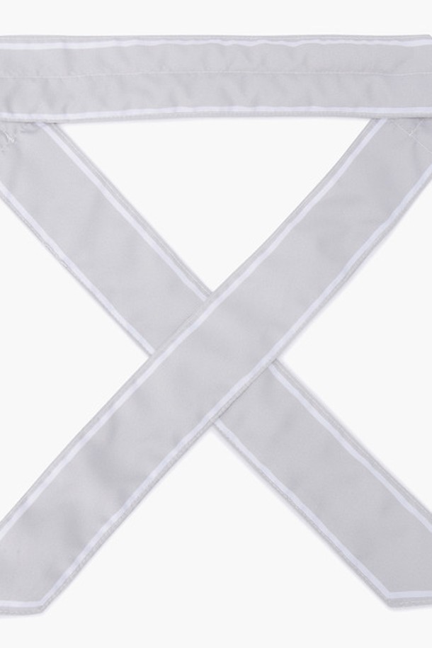 여성 레터링 냉감 스카프 (GP222LSA41)는 골프 및 스포츠 활동에 적합한 여름용 스카프입니다. 라이트베이지와 화이트 두 가지 색상으로 제공되며, 레터링과 로고 패턴이 특징입니다. 폴리에스터 소재로 제작되어 부드러운 촉감을 선사하며, 구김이 적고 내구성이 뛰어나 오랫동안 사용 가능합니다. 물에 적시면 냉매가 부풀어 시원함을 유지하는 냉감 기능과 속건 기능을 갖춰 쾌적한 착용감을 제공합니다. 사이즈는 FREE로 누구나 편안하게 착용할 수 있습니다.
