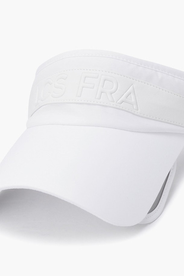 남성 슬라이드챙 썬바이저 (GP221MSV41)는 골프 및 일상에서 스타일리시하게 착용 가능한 썬바이저입니다. 부드러운 폴리에스터 소재로 제작되어 편안한 착용감을 선사하며, 여름철 UV 차단 및 통기성에 탁월합니다. 8cm 챙으로 햇빛을 효과적으로 가려주며, 슬라이드 디테일과 볼륨감 있는 로고 레터링, 심플한 디자인이 돋보입니다. 블랙, 화이트 두 가지 컬러로 출시되어 다양한 골프룩, 캐주얼, 미니멀, 스포티 스타일에 매치하기 좋습니다.
