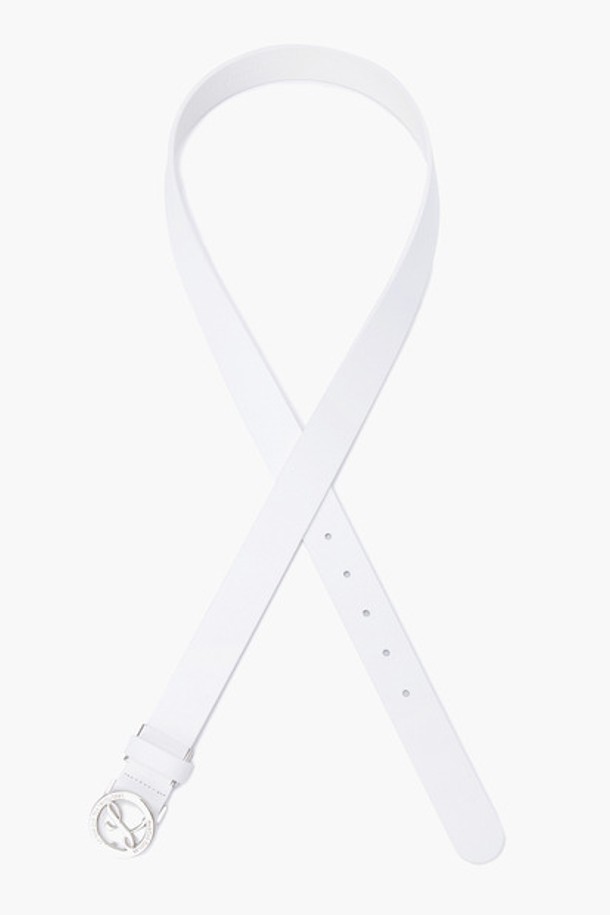 여성 라운드 버클 벨트 (GP122LBE11)는 골프룩에 잘 어울리는 클래식하고 미니멀한 디자인의 여성 벨트입니다. 블랙(BLCK)과 화이트(WHTE) 두 가지 색상으로 출시되었으며, 천연 소가죽과 합성가죽을 사용하여 제작되었습니다. 폭 3cm, 총길이(버클 포함) 114.5cm 사이즈로 출시되었습니다. 라운드 버클 장식이 특징이며, 오염, 수분(비누), 땀 등에 노출되지 않도록 주의하여 관리해야 합니다.
