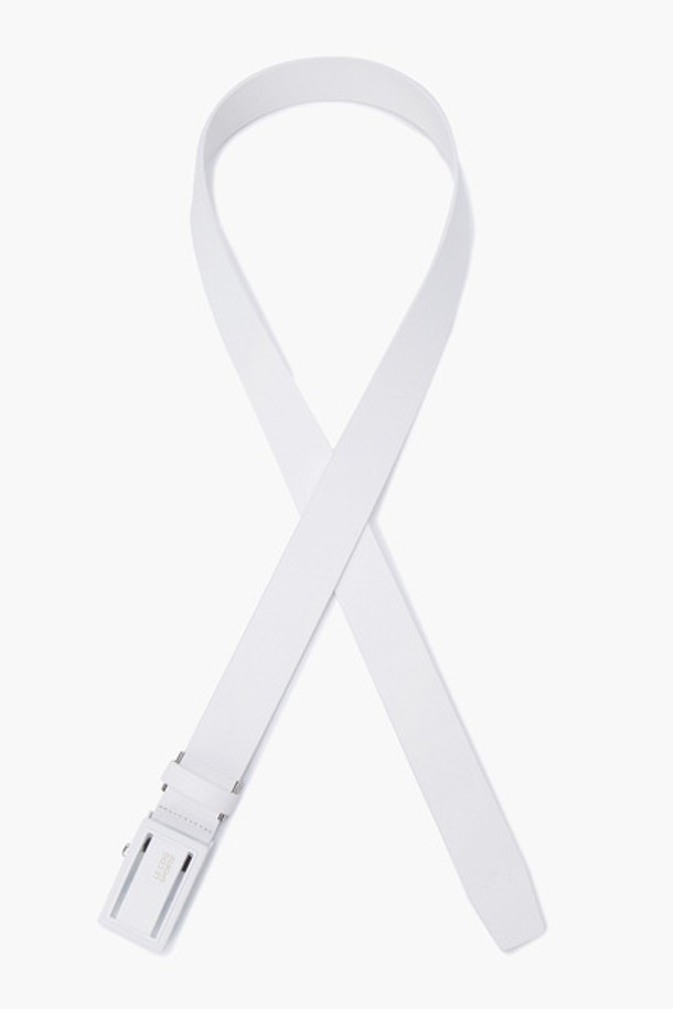 남성 로고 자동 벨트 (GP121MBE11)는 골프룩에 잘 어울리는 클래식하고 미니멀한 디자인의 벨트입니다. 블랙(BLCK)과 화이트(WHTE) 두 가지 색상으로 제공되며, 소가죽과 합성가죽을 사용하여 제작되었습니다. 버클 여밈 방식의 자동 벨트로, 사이즈 조절이 용이하며 폭 3.5cm, 총길이 118.5cm(버클 포함)입니다. 벨트 전면에 로고 장식이 더해져 세련된 포인트를 더합니다.
