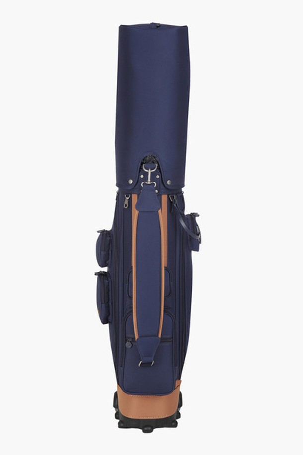 여성 데님라이크 캐디백(GP122LCB11)은 골프룩에 어울리는 클래식, 미니멀, 스포티 스타일의 라지 사이즈 골프백입니다. 네이비 컬러에 로고 패턴과 로고 자수, 스트랩 디자인으로 포인트를 주었으며, 5단 클럽 분리 시스템, 사이드 수납공간, 다수 수납 포켓, 트롤리 디자인 등 실용적인 기능을 갖춘 제품입니다. 나일론, 폴리에스터, 합성가죽 소재로 제작되었으며, 가방 잠금 방식은 지퍼형입니다. 35cm x 124.5cm x 20.5cm 크기에 무게는 4.03kg이며, 이동식 바퀴, 접이식, 탈부착 기능으로 편리함을 더했습니다. 이름표는 탈부착 가능하며, 액세서리 고리가 있어 골프 용품을 효율적으로 수납할 수 있습니다.
