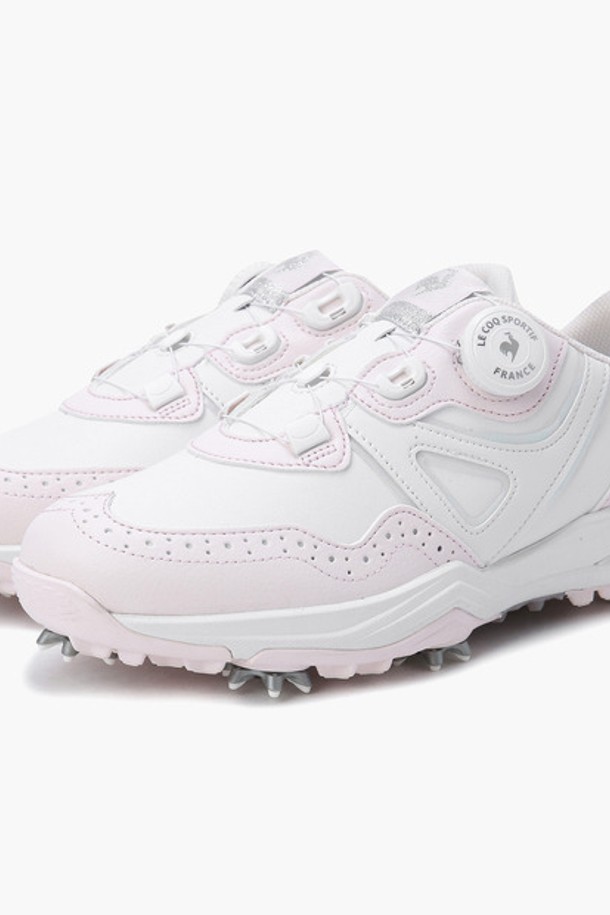 **파워본 (POWER BORNE) (GP124USH21)** 골프화는 라운드 앞코 디자인에 3cm 굽 높이의 플랫 타입으로, 핑크와 화이트 두 가지 색상으로 제공됩니다. 합성피혁과 폴리에스터 소재를 사용하여 사계절 내내 착용 가능하며, 안감 또한 폴리에스터로 제작되었습니다. 다이얼 방식의 신발 여밈과 로우탑 디자인으로, 클래식, 미니멀, 스포티한 골프룩에 적합합니다. 7개의 스파이크가 장착되어 미끄럼 방지 기능을 제공하며, Y-MOTION 어퍼, 높이 증가 아웃솔, 그리고 장시간 착용 시 피로도를 줄여주는 기능성까지 갖춘 골프화입니다.
