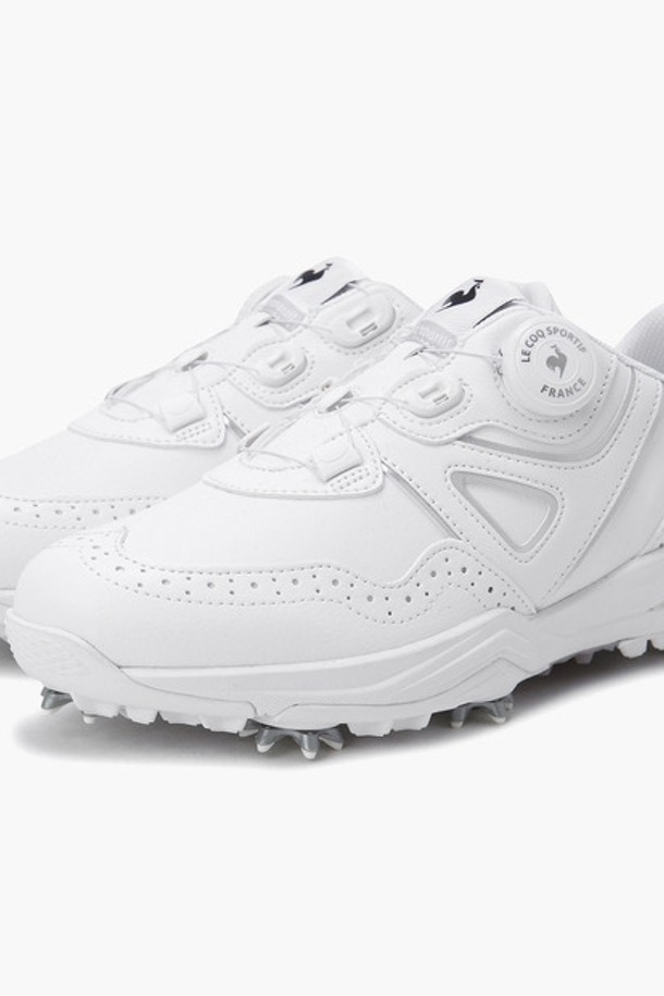 파워본(POWER BORNE) (GP124USH21) 골프화는 화이트와 핑크 두 가지 색상으로 출시되었으며, 공용으로 착용 가능합니다. 합성피혁과 폴리에스터 소재를 사용하여 제작되었으며, 굽 높이는 3cm입니다. 다이얼 방식으로 신발 끈을 조절하며, Y-MOTION 어퍼를 적용하여 안정적인 착용감을 제공합니다. 클래식한 디자인과 골프클럽 형상의 로고, 7개의 스파이크, 그리고 방수, 미끄럼 방지 기능을 갖춰 골프룩에 잘 어울리는 스포티하고 클래식한 스타일을 연출합니다.
