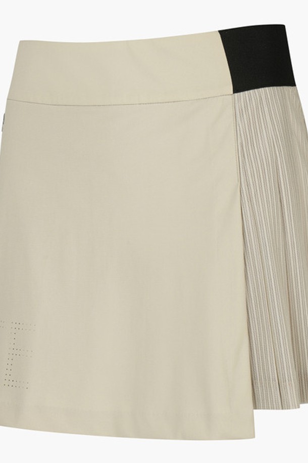 여성 매쉬믹스 플리츠 스커트 (DP22WFSK63)는 시원한 여름 시즌, 스포티한 골프룩을 연출하기에 적합한 미니스커트입니다. 라이트 베이지와 블랙 두 가지 색상으로 출시되었으며, 통기성과 흡습 기능이 뛰어난 나일론, 폴리에스터, 폴리우레탄 혼방 소재로 제작되었습니다. 플리츠 랩 디자인에 매쉬 소재를 믹스하여 활동성을 높였으며, 로고 타공 디테일로 포인트를 더했습니다. 미니멀한 스타일을 선호하는 여성 골퍼에게 세련된 라운딩룩을 완성해 줄 아이템입니다.
