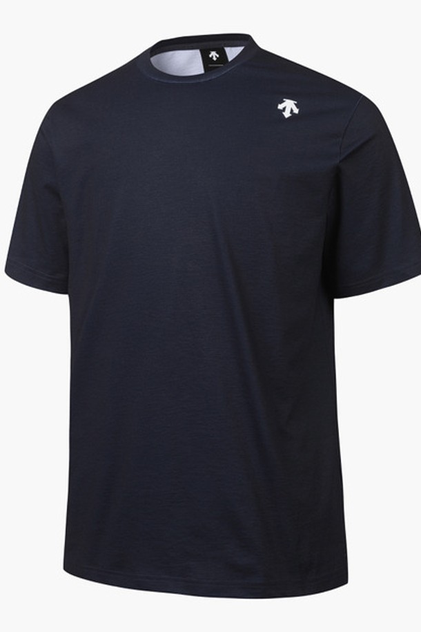 네이비와 화이트 두 가지 색상으로 출시된 남성용 반팔 티셔츠입니다. 등판에 기하학 패턴 프린트가 돋보이는 스포티한 스타일의 레귤러핏 티셔츠로, 여름철 골프 및 일상생활에서 활용하기 좋습니다. 폴리에스터 소재로 제작되어 가볍고 흡습 기능이 있으며, 부드러운 촉감을 제공합니다. 라운드넥과 반소매 디자인으로 편안하게 착용할 수 있습니다.
