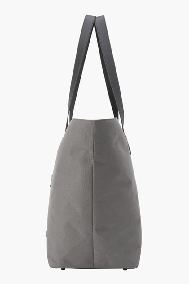 [ALUMINUM 시리즈] 여성 토트백(DP11WFBG32)은 나일론과 합성피혁 소재를 사용하여 제작된 라지 사이즈 토트백입니다. 알루미늄 본딩 처리로 독특한 주름 질감을 살린 것이 특징이며, 무지 디자인에 로고 장식이 더해져 심플하면서도 세련된 분위기를 연출합니다. 가방의 모양은 사각형이며, 가로 55.5cm, 세로 36cm, 폭 20cm의 넉넉한 수납 공간을 제공하여 일상생활에서 유용하게 사용할 수 있습니다. 미니멀, 클래식, 캐주얼 스타일에 모두 잘 어울리며, 데상트코리아에서 제조했습니다. 무게는 785g입니다.
