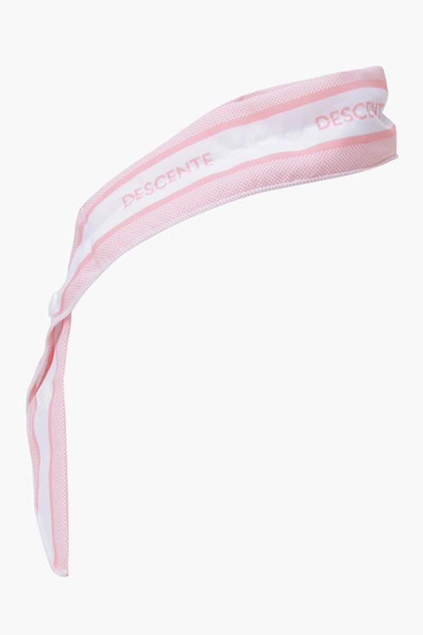 여성 냉감 멀티 스카프 (DP22WFCM42)는 시원한 여름을 위한 필수 아이템입니다. 물에 적시면 냉감 효과를 느낄 수 있으며, 골프룩, 휴가룩, 리조트룩 등 다양한 TPO에 활용 가능합니다. 캐주얼, 스포티, 리조트 스타일 연출에 적합하며, 세련된 레터링 디자인이 돋보입니다. 스냅 버튼으로 간편하게 고정할 수 있으며, 총길이 78cm, 폭 5.5cm의 FR 사이즈로 제작되었습니다. 폴리에스터 소재로 제작되어 가볍고 시원하며, 여름철 야외 활동 시 쾌적함을 선사합니다.
