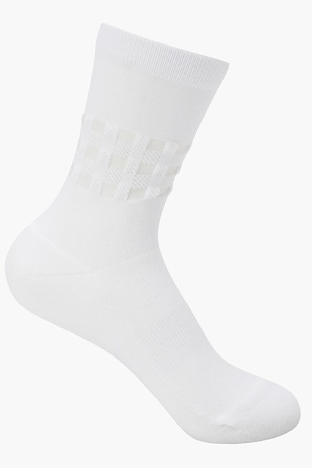 여성 시스루 포인트 삭스 (DP22WFSO41)는 골프룩, 캐주얼, 미니멀, 스포티 스타일을 위한 양말입니다. BLKG, BWTG 두 가지 색상으로 출시되었으며, 사계절 내내 활용 가능합니다. 부분적으로 시스루 모노사를 사용하여 은은한 포인트를 더했으며, 흡습 기능의 아쿠아엑스 소재를 사용하여 쾌적한 착용감을 제공합니다. 데일리 착용이 가능한 디자인으로, 다양한 스타일 연출에 활용할 수 있습니다. 나일론, 폴리에스터, 면, 폴리우레탄 혼방 소재로 제작되었습니다.
