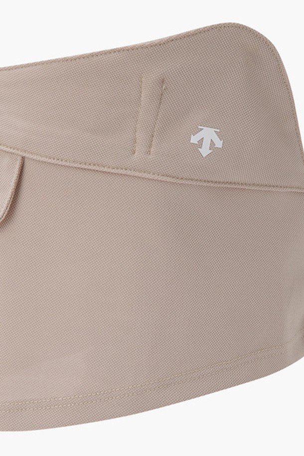 여성 메쉬 페이스 마스크 (DP22WFCM41)는 골프룩에 어울리는 미니멀, 캐주얼, 스포티 스타일의 마스크입니다. 시원한 냉감 기능을 제공하며, 코 부분 와이어 내장으로 편안한 착용감을 선사합니다. 무지 디자인에 BWTG, SKNG 색상으로 구성되어 다양한 스타일에 매치하기 좋습니다. 폴리에스터 소재의 메쉬 안감으로 통기성을 높였으며, 가로 61.5cm, 세로 17cm의 FR 사이즈로 제작되었습니다. 제품 구성은 마스크 1개입니다.
