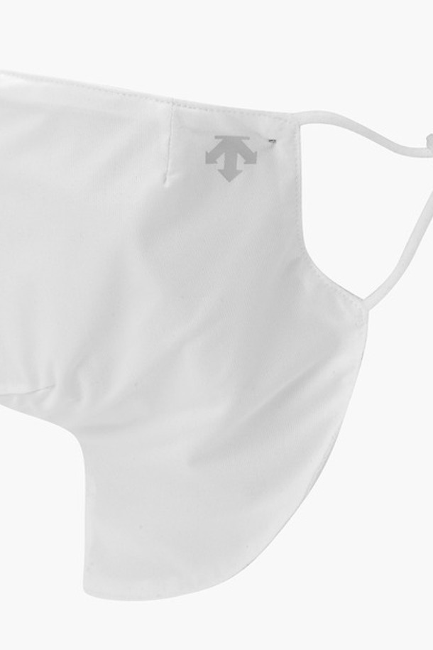 여성 냉감 페이스 마스크 (DP22WFCM47)는 골프룩에 어울리는 스포티한 스타일의 마스크입니다. 나일론, 폴리에스터, 폴리우레탄 혼방 소재로 제작되어 시원한 냉감 기능을 제공하며, 신축성이 뛰어나 편안한 착용감을 선사합니다. 코 부분 와이어와 귀 걸이 부분 스토퍼를 통해 개인의 얼굴에 맞춰 착용할 수 있으며, BWTG, SKNG 두 가지 색상으로 출시되었습니다. 2024년 1월에 출시되었으며, 마스크 1개로 구성됩니다.
