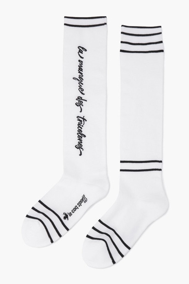 여성 로고 자카드 니삭스 (GP122LKS11)는 면, 나일론, 폴리에스터, 폴리우레탄 혼방 소재로 제작되어 부드러운 촉감과 뛰어난 신축성을 제공합니다. 무릎 아래까지 오는 니하이 기장으로, 로고와 자카드, 스트라이프 패턴의 세련된 디자인에 레터링 장식이 더해져 일상 및 골프 활동 시에도 멋스럽게 연출할 수 있습니다. 장시간 착용에도 편안함을 유지하여 활동성을 높여주는 여성 니삭스입니다.
