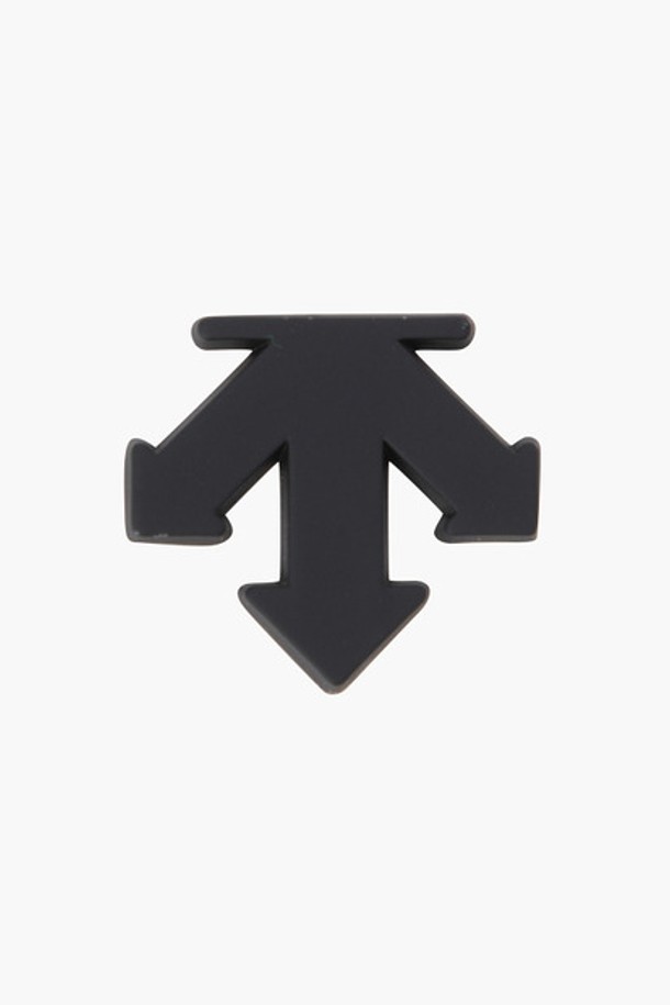 골프 마커 세트 (볼마커) (DP41WFETO1)는 골프룩에 적합하며, 클래식하고 미니멀한 스타일을 추구하는 분들께 어울립니다. BK00 컬러의 볼마커 3개로 구성되었으며, 주요 소재는 아연 합금과 철입니다. 가로 5cm, 세로 2cm 사이즈로, 2024년 7월에 출시되었습니다. 오염, 수분, 땀에 장시간 노출 시 변색 또는 형태 변형이 발생할 수 있으므로 주의하여 관리해야 합니다.
