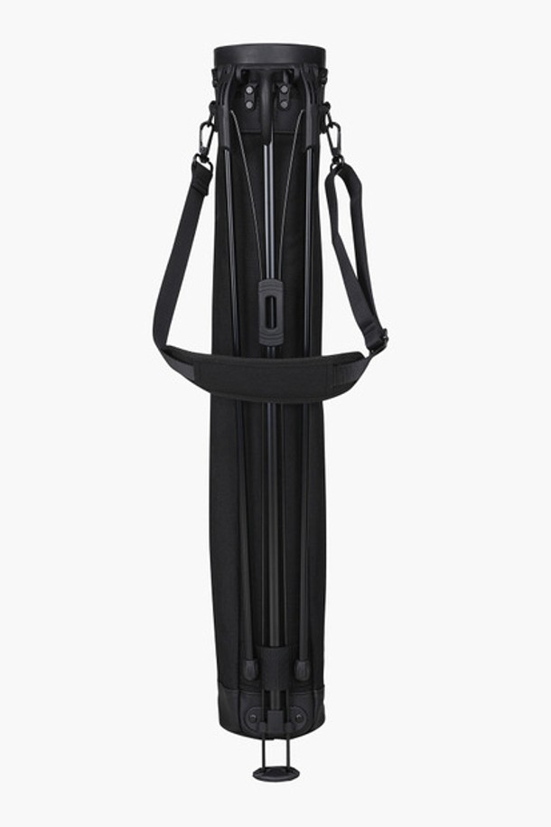 ALUMINUM 클럽 케이스 (DP41MFCBO4)는 가볍고 이동성이 뛰어난 골프 하프백입니다. 블랙 색상의 무지 디자인으로, 나일론과 합성피혁 소재를 사용하여 제작되었습니다. 미니멀, 클래식, 스포티한 스타일을 연출하며, 연습장이나 짧은 플레이 시에 사용하기 적합합니다. 지퍼형 잠금 방식으로, 가로 16cm, 세로 131cm, 폭 11cm의 미디엄 사이즈이며, 무게는 1630g입니다. 골프룩에 매치하여 스타일리시하게 연출할 수 있습니다.
