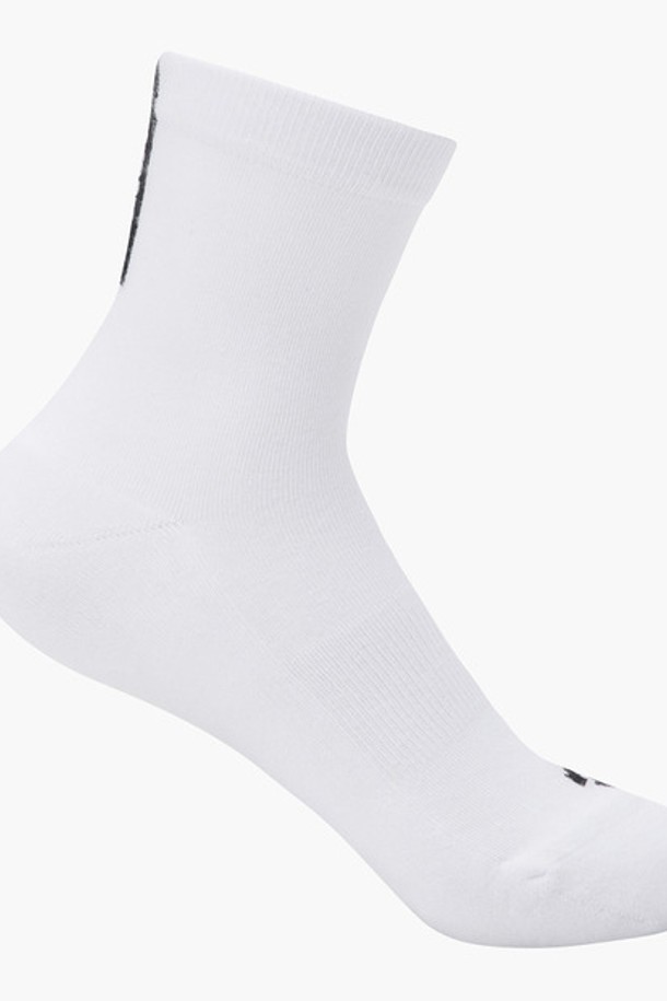 여성 골프룩에 어울리는 1+1 세트 쿼터 삭스입니다. 화이트와 블랙 두 가지 색상으로 구성되어 있으며, 발목 뒷부분에 배색 포인트를 주어 디자인 포인트를 더했습니다. 면, 나일론, 폴리에스터, 폴리우레탄 혼방 소재로 제작되어 사계절 내내 착용 가능하며, 발길이 23~25cm, 발목길이 13cm입니다. 미니멀, 클래식, 스포티한 스타일을 추구하는 여성 골퍼에게 적합한 아이템입니다. 무지 디자인으로 어떤 골프 의상에도 잘 어울립니다.
