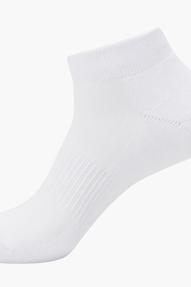 남성 스니커즈 양말 SET (DP32MFSO81)는 사계절 내내 착용 가능한 남성용 스니커즈 양말 세트입니다. 화이트와 블랙 두 가지 색상으로 구성되어 있으며, 일상생활에서 캐주얼하고 미니멀한 스타일을 연출하기에 좋습니다. 면, 폴리에스터, 나일론, 폴리우레탄 혼방 소재로 제작되어 흡습 기능이 뛰어나며, 발길이 25~27cm, 발목길이 6cm로 제작되었습니다. 무지 디자인의 스니커즈 양말로, 어떤 옷에도 무난하게 매치할 수 있습니다.
