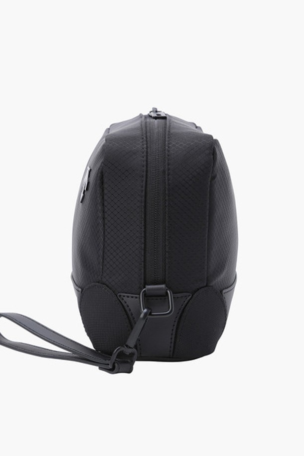 남성 나일론 경량 파우치 (DP32MFBG81)는 캐주얼 및 미니멀 스타일을 추구하는 남성을 위한 파우치입니다. 격자 무늬 디자인에 BLKG, DBEG 두 가지 색상으로 제공되며, 나일론, 폴리에스터, 폴리우레탄 혼방 소재로 제작되어 가볍고 튼튼합니다. 내부 포켓과 티꽂이 수납이 가능하며, 바닥 모서리 하드 원단 처리로 내구성을 높였습니다. 지퍼형 잠금 방식과 사각형 디자인으로 안정적인 수납이 가능하며, 골프룩에 잘 어울립니다. 가로 27cm, 세로 16cm, 폭 9.5cm, 중량 313g의 미디엄 사이즈로, 일상 및 골프 활동에 유용하게 활용할 수 있습니다.
