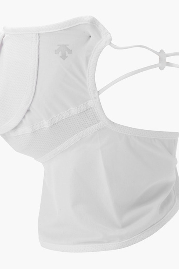 **여성 냉감 페이스 넥 마스크 (DP22WFCM49)**

여름철 야외 활동 시 쾌적함을 선사하는 여성 냉감 페이스 넥 마스크입니다. 부드러운 촉감의 나일론, 폴리에스터, 폴리우레탄 혼방 소재로 제작되었으며, 얇고 통기성이 뛰어난 메쉬 소재를 사용하여 시원함을 더했습니다. 사이즈 조절이 가능하여 얼굴에 맞게 편안하게 착용할 수 있으며, 무지 디자인으로 어떤 의상에도 잘 어울립니다. 동네 마실룩, 산책룩, 집콕룩 등 다양한 TPO에 매치하여 미니멀하고 캐주얼한 스타일을 연출해보세요. BWTG, SKNG 두 가지 색상으로 제공됩니다.
