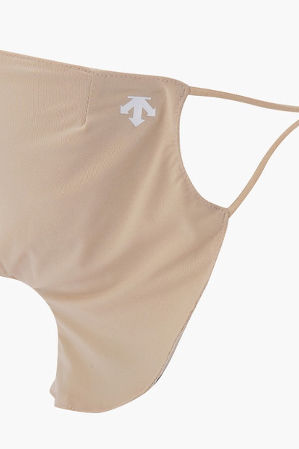 **여성 냉감 페이스 마스크 (DP22WFCM47)**는 시원한 착용감을 제공하는 골프룩 스타일의 여성 마스크입니다. 나일론, 폴리에스터, 폴리우레탄 소재로 제작되었으며, 부드러운 촉감과 가벼운 착용감을 선사합니다. 코 부분 와이어 내장과 귀 걸이 부분 스토퍼, 신축성 기능으로 편안한 착용감을 제공하며, SKNG, BWTG 두 가지 색상으로 출시되었습니다. 2024년 1월 한국에서 제조되었습니다.
