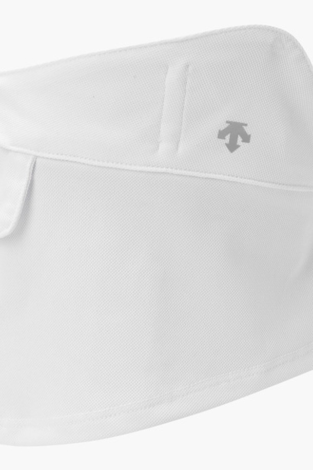 **여성 메쉬 페이스 마스크 (DP22WFCM41)**

시원한 착용감의 여성 메쉬 페이스 마스크입니다. 겉감은 냉감 원단으로 제작되었으며, 안감은 통기성이 뛰어난 메쉬 원단을 사용하여 쾌적한 사용감을 선사합니다. 코 부분에는 와이어가 내장되어 편안한 착용감을 제공하며, 일상 및 가벼운 산책룩, 동네 마실룩 등 캐주얼하고 미니멀한 스타일에 잘 어울립니다. BWTG, SKNG 두 가지 색상으로 출시되었으며, 2024년 1월에 한국에서 생산되었습니다. FR 사이즈로 만나보세요.
