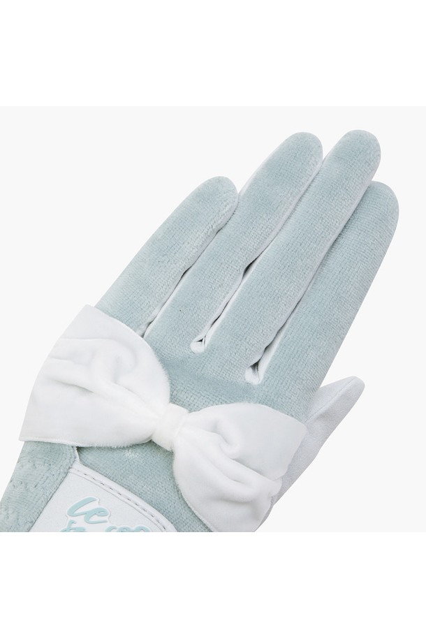 여성 골프룩에 어울리는 리본 플리스 장갑 (GP422LGLO1) 입니다. 손등은 부드러운 플리스 소재, 손바닥은 합성가죽으로 제작되어 따뜻함과 그립감을 동시에 제공합니다. 블랙, 화이트, 라이트그린 세 가지 색상으로 출시되었으며, 클래식하고 미니멀한 디자인에 리본 장식이 포인트로 더해져 여성스러운 분위기를 연출합니다. 겨울철 라운딩 시 따뜻하고 스타일리시하게 착용할 수 있으며, 19cm 사이즈로 제작되었습니다.
