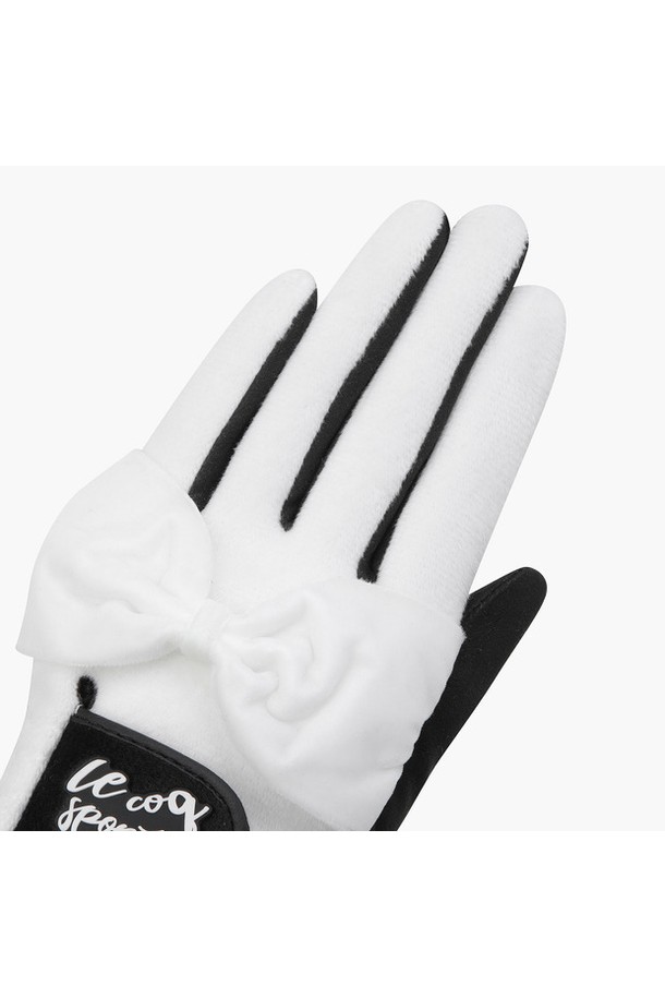 여성 리본 플리스 장갑 (GP422LGLO1)은 골프룩에 어울리는 클래식하고 미니멀한 디자인의 장갑입니다. 부드러운 촉감의 두꺼운 플리스 소재로 제작되어 겨울철에도 따뜻하게 착용할 수 있습니다. 손등은 면 80%, 폴리에스터 20%로, 손바닥은 합성가죽 100%로 구성되어 있습니다. 블랙, 화이트, 라이트 그린 세 가지 색상으로 출시되었으며, 리본 장식이 특징입니다. 골프 라운딩 시 스타일과 보온성을 동시에 잡을 수 있는 아이템입니다.
