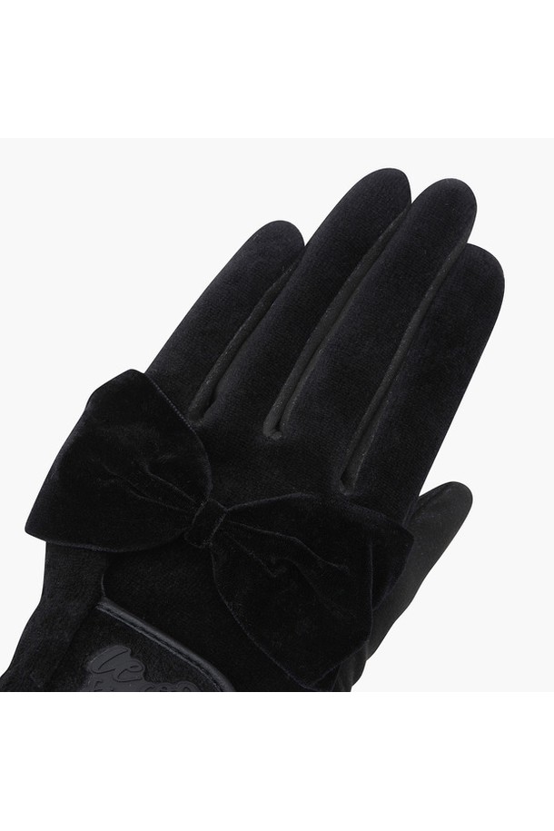 여성 리본 플리스 장갑 (GP422LGLO1)은 골프룩에 어울리는 클래식하고 미니멀한 디자인의 겨울용 장갑입니다. 부드러운 촉감의 플리스 소재와 면, 폴리에스터, 합성가죽을 사용하여 보온성을 높였습니다. 손등과 손바닥의 소재가 다르게 디자인되었으며, 19cm 사이즈로 제작되었습니다. 블랙, 화이트, 라이트그린 세 가지 색상으로 출시되었으며, 리본 장식이 여성스러운 분위기를 더합니다. 추운 겨울, 골프 라운딩 시 따뜻함과 스타일을 동시에 연출할 수 있는 아이템입니다.
