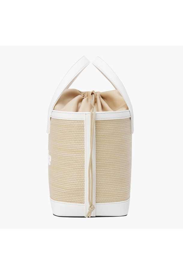 여성 썸머 카트백 (DP21WFBG42)은 여름 시즌 골프 라운딩을 위한 필수 아이템입니다. 미디엄 사이즈의 사각 형태 가방으로, 폴리프로필렌과 폴리에스테르 소재를 사용하여 가볍고 내구성이 뛰어납니다. 화이트 컬러 바탕에 로고 패턴이 돋보이며, 지퍼형 잠금 방식으로 내용물을 안전하게 보관할 수 있습니다. 스포티하면서도 미니멀한 디자인으로 골프룩, 여름 바캉스룩, 휴가룩 등 다양한 TPO에 활용 가능합니다. 손잡이가 있어 편리하게 들고 다닐 수 있습니다.
