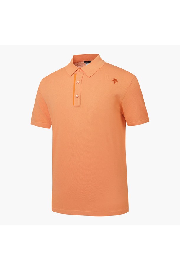 남성 메쉬조직 반팔 니트 (DP21MFKP41)는 여름 시즌, 스포티와 캐주얼 스타일을 모두 만족시키는 제품입니다. 오렌지 컬러의 레귤러핏 반소매 니트로, 흡습 및 통기성이 뛰어난 아세테이트와 나일론 혼방 소재로 제작되었습니다. 시원한 청량감을 선사하는 메쉬 조직으로 디자인되어, 특히 골프 라운딩이나 일상에서 쾌적하게 착용할 수 있습니다. 카라넥 디자인으로 깔끔함을 더했으며, 미니멀한 스타일을 선호하는 남성분들께 적합합니다. 골프웨어뿐만 아니라 데일리룩으로도 활용 가능한 실용적인 아이템입니다.
