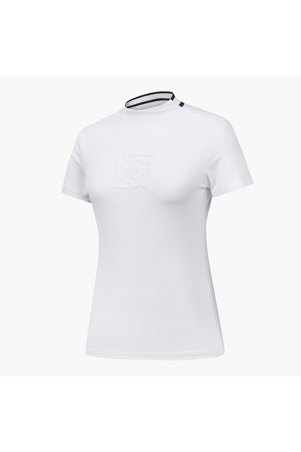 세련된 여성 골프룩을 완성할 여성 골지 하이넥 반팔 티셔츠 (DP22WFTS61)입니다. 고급스러운 스타일을 연출하는 깔끔한 디자인으로, 여름철 쾌적하게 착용할 수 있습니다. 폴리에스터와 폴리우레탄 혼방 소재로 제작되어 편안한 착용감을 선사하며, 레귤러 핏으로 시원하게 몸에 감기는 핏을 제공합니다. 절개 없는 반넥 디자인과 골지 패턴으로 세련된 무드를 더했습니다. BLKG, BWTG, RRDG 세 가지 컬러로 출시되어, 취향에 맞게 선택하여 클래식하고 미니멀한 골프룩을 연출해보세요.
