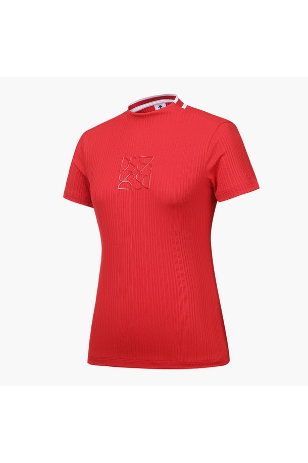 세련된 여성 골프룩을 위한 필수 아이템, 여성 골지 하이넥 반팔 티셔츠 (DP22WFTS61)입니다. 시원한 여름을 위한 얇은 두께감과 흡습, 냉감 기능으로 쾌적한 착용감을 선사합니다. 고급스러운 무드의 하이넥 디자인과 깔끔한 레귤러핏으로, 필드 위는 물론 일상에서도 스타일리시하게 연출할 수 있습니다. 폴리에스터와 폴리우레탄 혼방 소재의 골지 패턴이 은은한 포인트를 더하며, 절개 없는 반넥 디자인으로 편안함까지 놓치지 않았습니다. 베이직한 디자인으로 다양한 하의와 매치하여 클래식하고 미니멀한 스타일을 완성해보세요.
