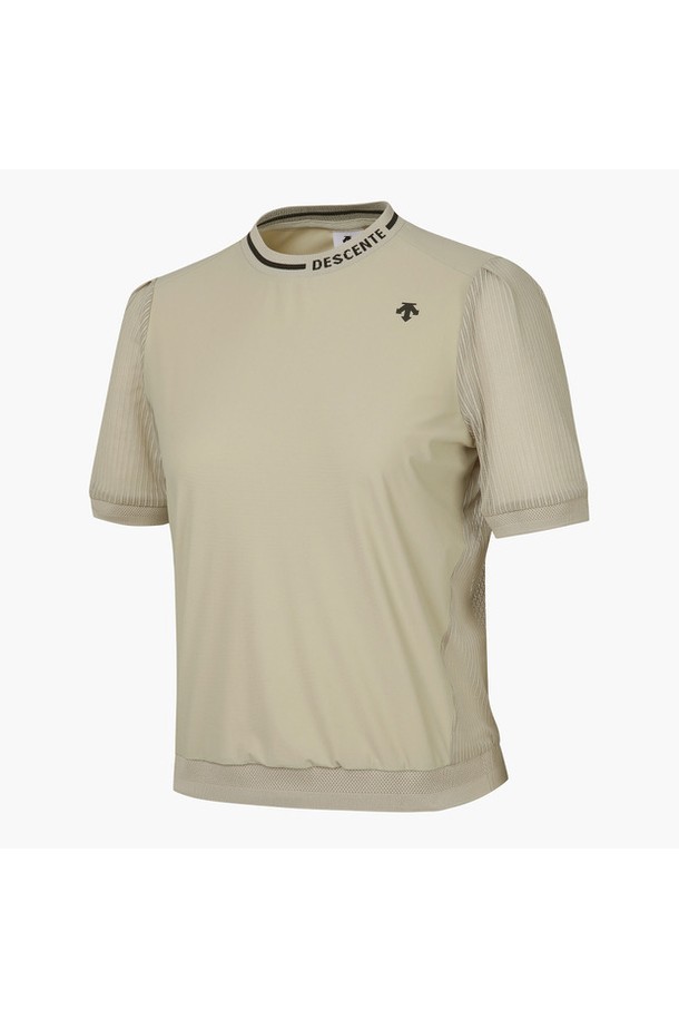 여성 매쉬믹스 반팔 티셔츠 (DP22WFNS65)는 여름철 골프 및 스포츠 활동에 적합한 스포티 스타일의 반팔 티셔츠입니다. 가볍고 통기성이 뛰어난 나일론, 폴리에스터, 폴리우레탄 혼방 소재를 사용하여 얇고 부드러운 착용감을 제공합니다. 등판 매쉬 디자인과 하이브리드 디자인으로 활동성을 높였으며, 라운드넥과 레귤러핏으로 편안한 핏을 연출합니다. 무지 패턴에 BLKG(블랙), LBGG(라임그린) 색상으로 출시되어 미니멀하면서도 캐주얼한 스타일을 완성합니다.
