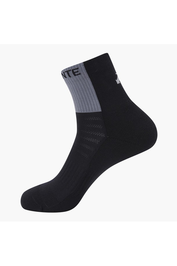 남성 아쿠아 쿼터 삭스 (DP22MFSO42)는 골프룩에 적합한 스포티하고 미니멀한 디자인의 남성용 양말입니다. 시원한 여름철 라운딩을 위해 발등 부분에 아쿠아 원사를 사용하여 통기성을 높였으며, 흡습 및 속건 기능으로 쾌적한 착용감을 제공합니다. 메쉬 소재를 사용하여 통기성을 극대화했으며, 로고 패턴과 레터링 디자인으로 포인트를 더했습니다. 컬러는 BLKG, BWTG 두 가지로 출시되었으며, 쿼터 길이로 활동성을 높였습니다.
