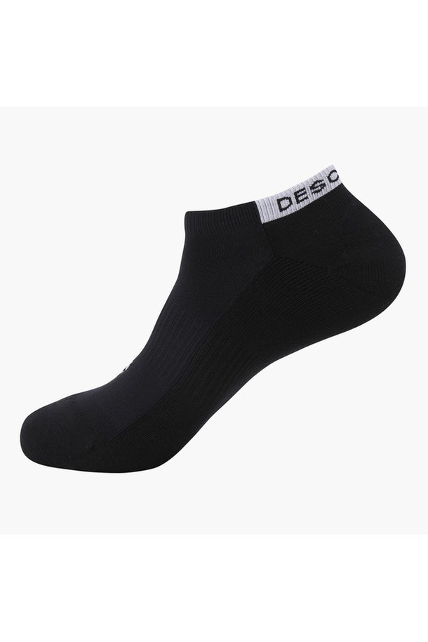 남성 골프룩을 위한 스포티 & 미니멀 스타일의 남성 스니커즈 아쿠아 삭스 (DP22MFSO41)입니다. 발등 부분은 아쿠아 원사와 메쉬 소재를, 뒷부분에는 레터 로고 디자인을 적용했습니다. 면, 나일론, 폴리에스터, 폴리우레탄 혼방 소재로 제작되어 통기성이 우수하며 사계절 내내 착용 가능합니다. 색상은 BLKG, BWTG 두 가지로 출시되었으며, 단품으로 판매됩니다. 필드 위에서도 스타일리시함을 놓치지 않는 당신에게 완벽한 선택입니다.
