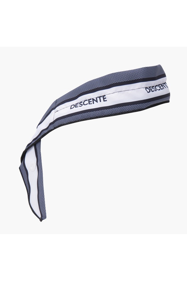 여성 냉감 멀티 스카프 (DP22WFCM42)는 여름철 시원하고 스타일리시한 연출을 위한 필수템입니다. 폴리에스터 소재로 제작되어 가볍고 통기성이 뛰어나며, 물에 적시면 냉감 효과를 느낄 수 있습니다. 레터링 패턴과 BWTG, NAVG 두 가지 색상으로 제공되어 캐주얼, 리조트, 미니멀 등 다양한 스타일을 소화할 수 있습니다. 스냅 여밈 방식으로 고정이 용이하며, 여행룩, 휴가룩, 여름 바캉스룩에 활용하여 패셔너블함을 더해보세요. FR 사이즈로 제작되었습니다.
