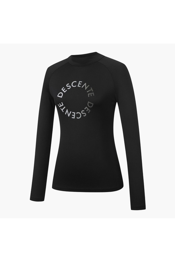 여성 하이넥 냉감 티셔츠 (DP12WFTL33)는 스포티한 스타일의 골프룩을 위한 티셔츠입니다. 시원한 여름철 라운딩을 위해 나일론과 폴리우레탄 혼방 소재로 제작되어 얇고 가벼운 착용감을 제공하며, 뛰어난 냉감 기능을 갖췄습니다. 레귤러핏에 긴 소매 기장으로 디자인되었으며, 하이넥 라인으로 활동적인 움직임에도 편안함을 선사합니다. 데상트 이니셜과 스피릿 로고 프린트가 포인트로 더해져 세련된 디자인을 완성합니다. BLKG, BWTG 두 가지 컬러로 출시되었습니다.
