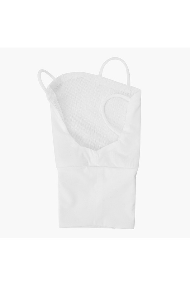 남성용 냉감 손등 덮개 (DP22MFCM41)는 시원한 착용감과 자외선 차단 기능을 제공하여 여름철 골프 라운딩에 최적화된 제품입니다. 나일론, 폴리에스터, 폴리우레탄 혼방 소재로 제작되어 얇고 시원하며, 손등을 보호해 줍니다. 미니멀하고 스포티한 디자인으로 골프룩 또는 휴가룩에 잘 어울리며, 블랙, 화이트 두 가지 색상으로 출시되었습니다.
